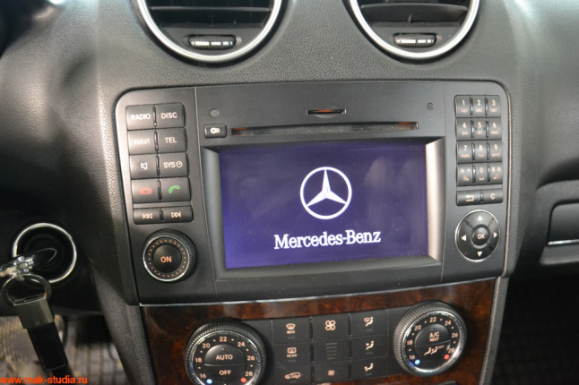 Mercedes МL 164 с его морально устаревшим Comand-ом.